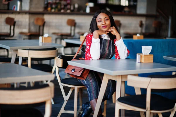 Mujer Afroamericana Joven Confiada Ropa Casual Inteligente Cafetería — Foto de Stock