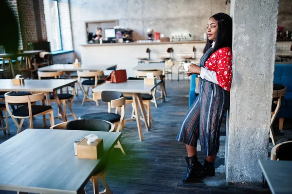 Впевнена Молода Афро Американська Жінка Розумному Випадковому Одязі Кафе — стокове фото