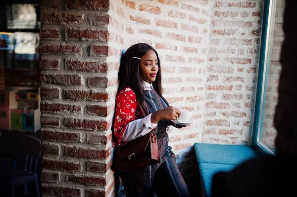 Впевнена Молода Афро Американська Жінка Розумному Випадковому Одязі Кафе — стокове фото
