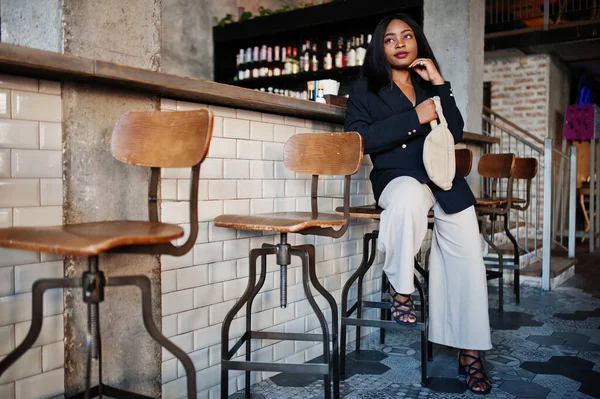 Encantador Modelo Mujer Afroamericana Chaqueta Negra Bolsa Cintura Relajante Cafetería — Foto de Stock