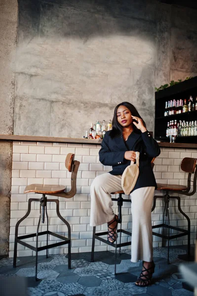 Чарівна Афро Американська Модель Жінки Чорній Куртці Талії Розслабляється Кафе — стокове фото