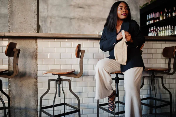 Чарівна Афро Американська Модель Жінки Чорній Куртці Талії Розслабляється Кафе — стокове фото
