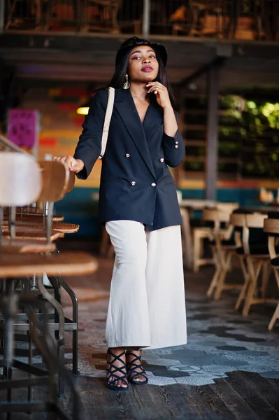 Modelo Mulher Afro Americana Encantadora Casaco Preto Chapéu Bolsa Cintura — Fotografia de Stock