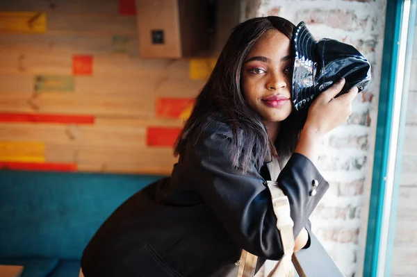 Encantadora Mujer Afroamericana Modelo Chaqueta Negra Sombrero Relajante Cafetería Durante — Foto de Stock