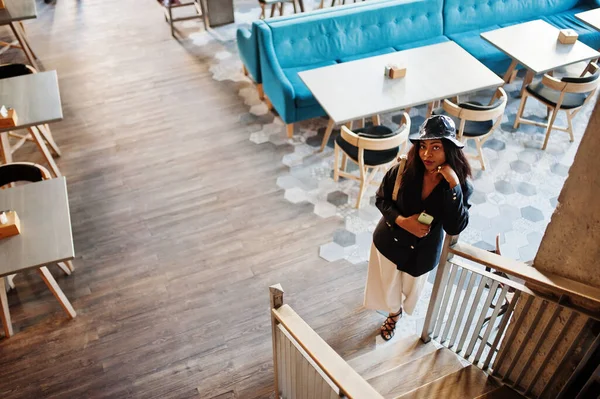 Очаровательная Африканская Модель Черной Куртке Шляпе Расслабляющая Кафе Свободное Время — стоковое фото