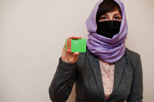 Πορτραίτο Νεαρής Μουσουλμάνας Που Φοράει Επίσημη Ενδυμασία Προστατεύει Μάσκα Προσώπου — Φωτογραφία Αρχείου