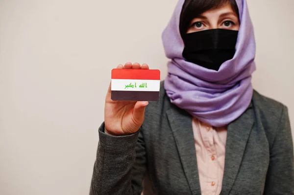 Πορτρέτο Της Νεαρής Μουσουλμάνα Γυναίκα Φορώντας Επίσημη Φθορά Προστατεύουν Μάσκα — Φωτογραφία Αρχείου