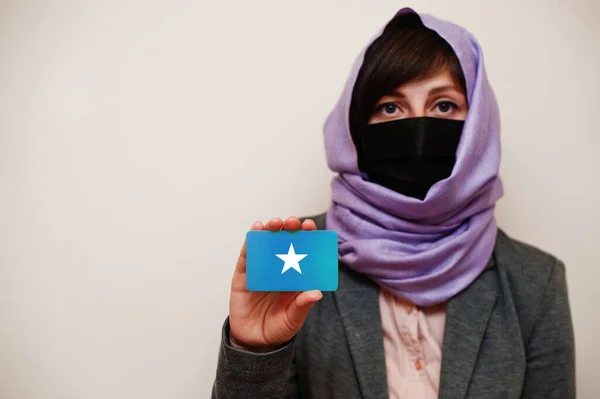 Πορτρέτο Της Νεαρής Μουσουλμάνας Γυναίκας Που Φοράει Επίσημη Ενδυμασία Προστατεύει — Φωτογραφία Αρχείου