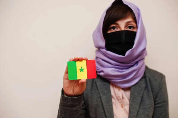 Porträt Einer Jungen Muslimischen Frau Die Formelle Kleidung Trägt Gesichtsmaske — Stockfoto