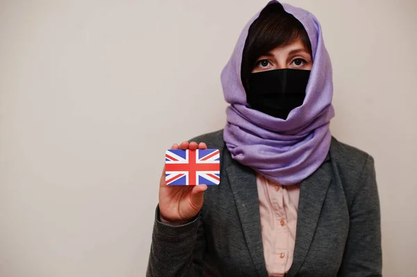 Porträt Einer Jungen Muslimischen Frau Die Formelle Kleidung Trägt Gesichtsmaske — Stockfoto