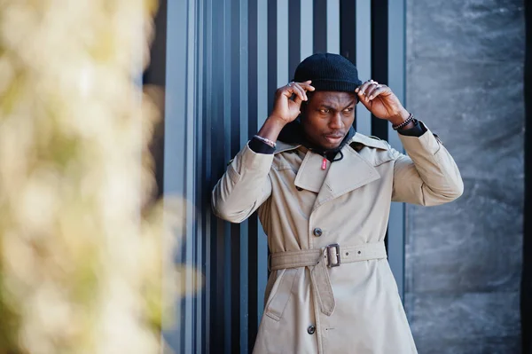 Jóképű Afro Amerikai Férfi Pózol Odakint Fekete Kalapban Bézs Kabátban — Stock Fotó