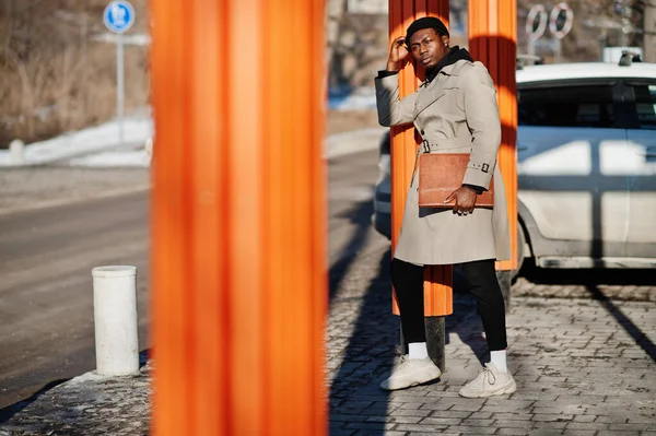 Knappe Afro Amerikaanse Man Poseren Buiten Zwarte Hoed Beige Jas — Stockfoto