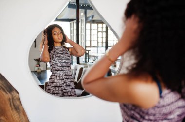 Zarif, Afro-Amerikan kadını. 