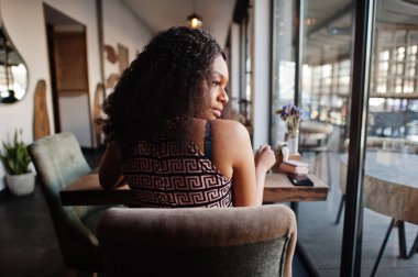 Zarif, Afro-Amerikan kadını. 