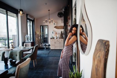 Zarif, Afro-Amerikan kadını. 