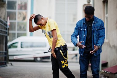 İki Afrikalı erkek arkadaş birlikte dans ediyor..