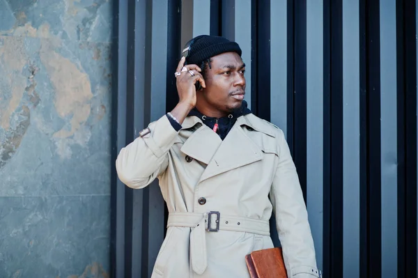 Αφροαμερικάνος Ακουστικά Φοράει Καπέλο Και Παλτό Ακούγοντας Μουσική Φόντο Χάλυβα — Φωτογραφία Αρχείου