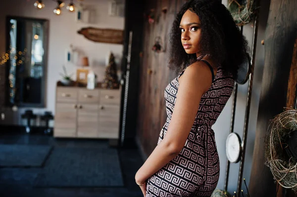 Elegantní Mladá Africká Americká Žena — Stock fotografie