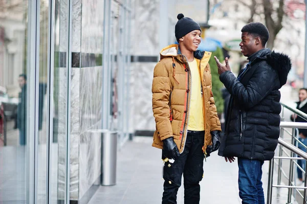 Dos Amigos Africanos Hablando Juntos Usan Chaquetas Cuando Hace Frío —  Fotos de Stock