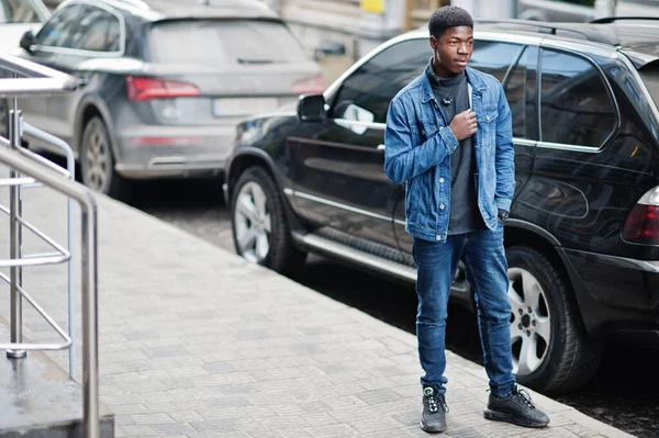 Africano Homem Desgaste Jaqueta Jeans Posou Livre Contra Carro Preto — Fotografia de Stock