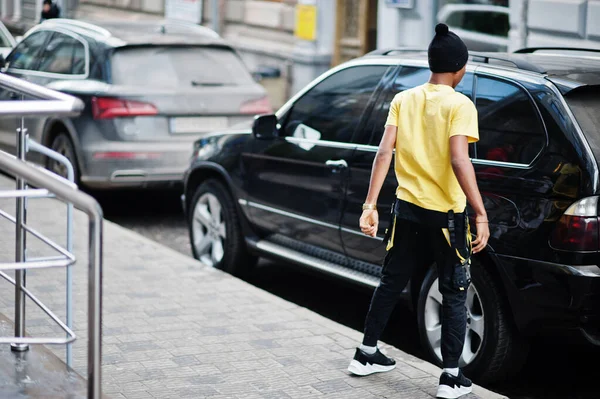 Afryki Człowiek Nosić Czarny Kapelusz Pozował Zewnątrz Przed Samochodem Służbowym — Zdjęcie stockowe