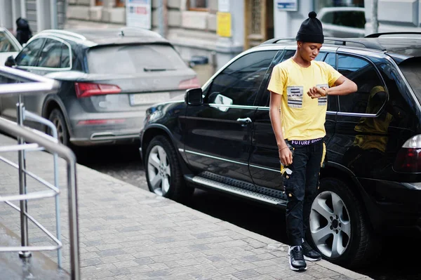 Afrikaanse Man Dragen Zwarte Hoed Poseerde Outdoor Tegen Zakelijke Auto — Stockfoto