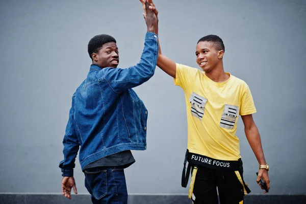 Zwei Afrikanische Freunde Beim Händeschütteln — Stockfoto