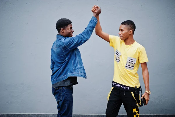 Zwei Afrikanische Freunde Beim Händeschütteln — Stockfoto