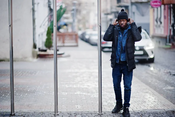 アフリカの男はジャケットと黒の帽子を着用寒い天候で屋外でポーズ — ストック写真