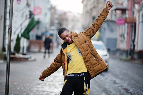 Ich Bin Glücklich Afrikanischer Mann Trägt Jacke Bei Kaltem Wetter — Stockfoto