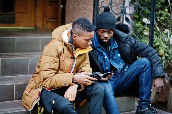 Twee Afrikaanse Mannelijke Vrienden Die Samen Aan Telefoon Zitten — Stockfoto