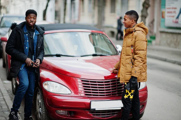 Zwei Afrikanische Männliche Freunde Stehen Neben Rotem Amerikanischem Cabrio — Stockfoto