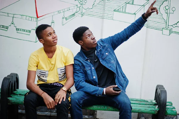 Két Afrikai Férfi Barát Beszélget Egymással Egyik Ujjat Mutat Égen — Stock Fotó