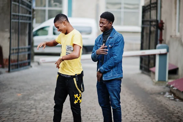 Két Afrikai Férfi Barát Táncol Együtt — Stock Fotó