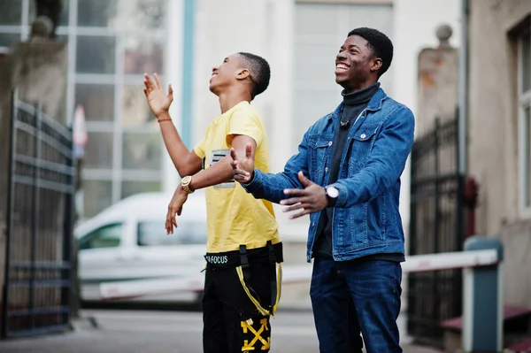 Twee Afrikaanse Mannelijke Vrienden Die Samen Dansen — Stockfoto