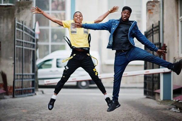 Dos Amigos Africanos Saltan Juntos — Foto de Stock