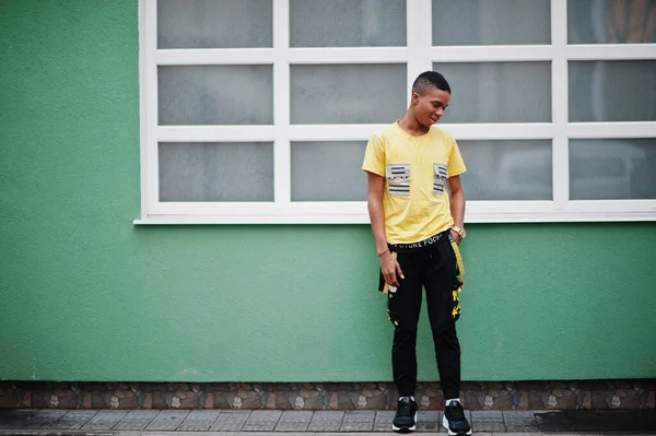 Africano Nigeriano Homem Posou Livre Contra Fundo Verde Branco — Fotografia de Stock