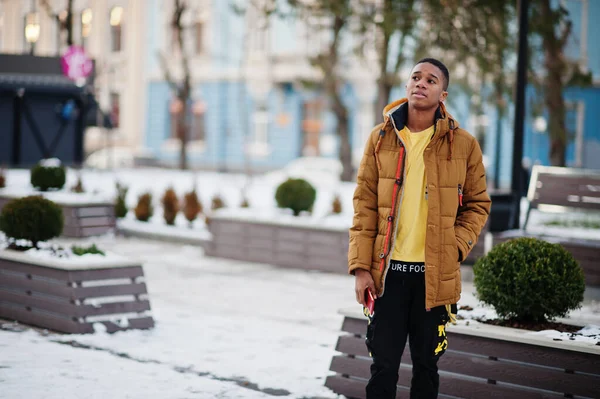 Africano Homem Desgaste Jaqueta Laranja Inverno Frio Posou Livre Com — Fotografia de Stock