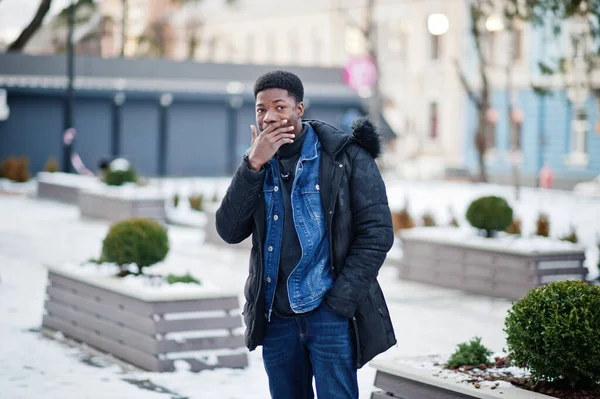 Αφρικανός Άντρας Φοράει Σακάκι Κρύο Χειμώνα Ποζάρει Εξωτερική — Φωτογραφία Αρχείου