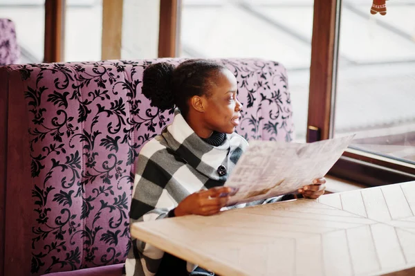 Африканская Женщина Клетчатой Накидке Позировала Кафе Меню Руках — стоковое фото