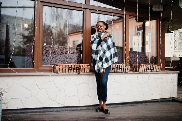 アフリカ人女性で小切手岬と眼鏡をかけた屋外 — ストック写真