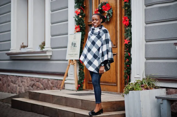 Femme Africaine Cape Carreaux Posée Plein Air Contre Les Décorations — Photo