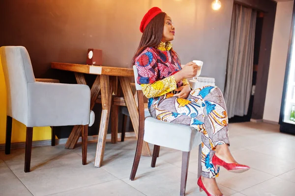 Enthusiastic African American Woman Trendy Coloured Outfit Red Beret Chilling — Stock Photo, Image