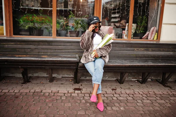 Fashionabla Afrikanska Amerikanska Kvinna Svart Mössa Solglasögon Och Päls Med — Stockfoto