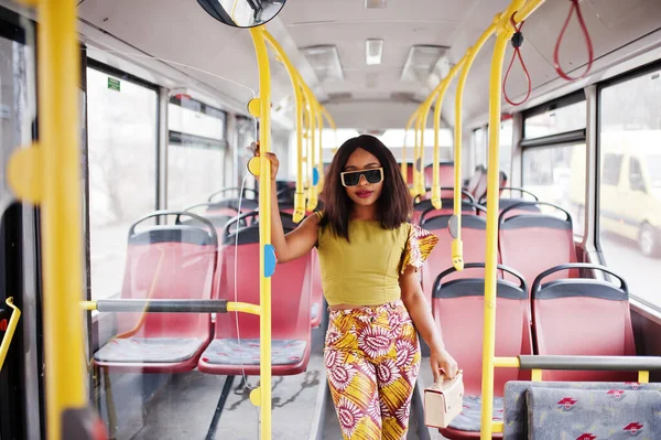 Ung Snygg Afrikansk Amerikansk Kvinna Moderna Solglasögon Ridning Buss — Stockfoto