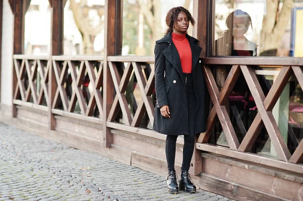 Porträt Einer Schwarzgelockten Afrikanerin Mit Modischem Schwarzen Mantel Und Rotem — Stockfoto