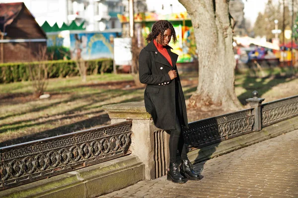 Portrait Une Femme Africaine Aux Cheveux Bouclés Portant Manteau Noir — Photo