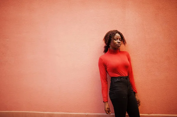 Retrato Una Mujer Africana Pelo Rizado Con Cuello Alto Rojo — Foto de Stock