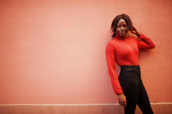 Portrait Une Africaine Aux Cheveux Bouclés Portant Col Roulé Rouge — Photo