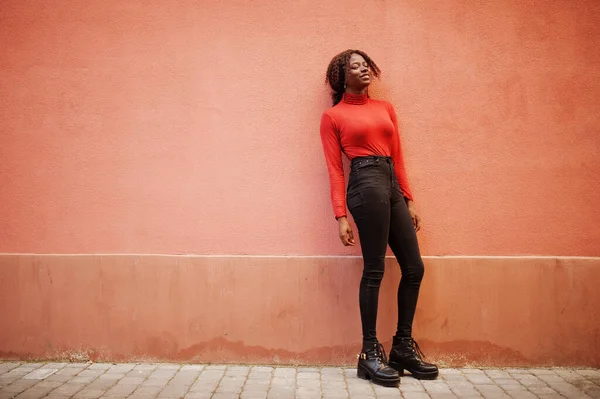 Portrait Une Africaine Aux Cheveux Bouclés Portant Col Roulé Rouge — Photo